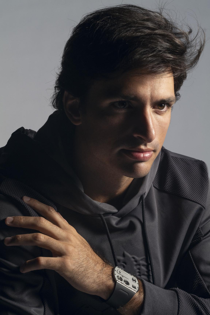 　　法拉利车队赛车手塞恩斯佩戴RM UP-01 Ferrari腕表。