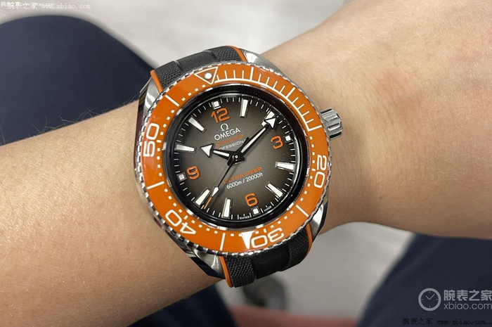 　　欧米茄海洋宇宙6000米橙圈潜水表