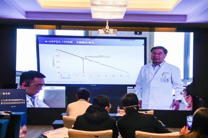 　　李光伟在做主题报告