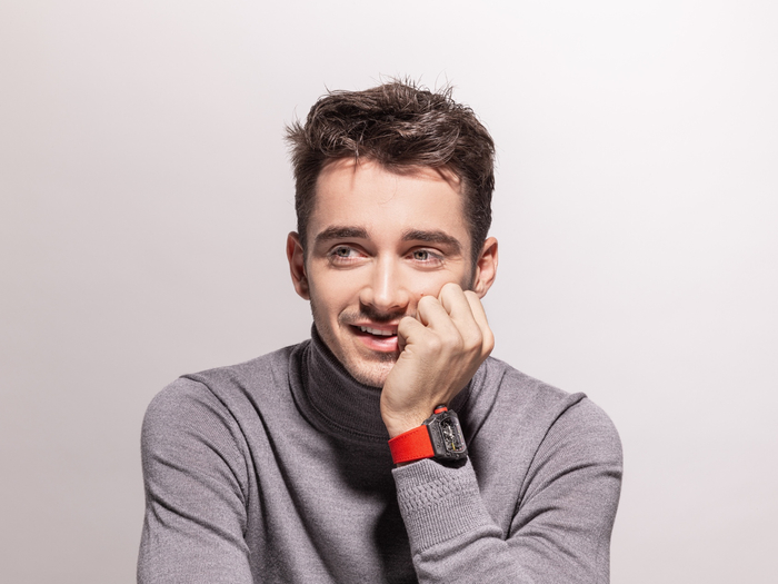 　　RICHARD MILLE曾为勒克莱尔推出RM 67-02 Charles Leclerc原型表，比赛中总能看到他的佩戴。