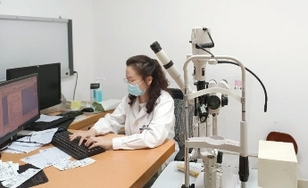 　　郑州大学第一附属医院眼科副主任医师李莉