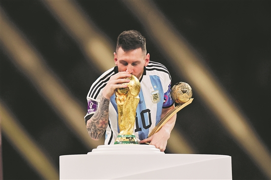 北京时间12月19日，获得世界杯金球奖的阿根廷队球员梅西在颁奖仪式上亲吻大力神杯。新华社记者 曹灿 摄