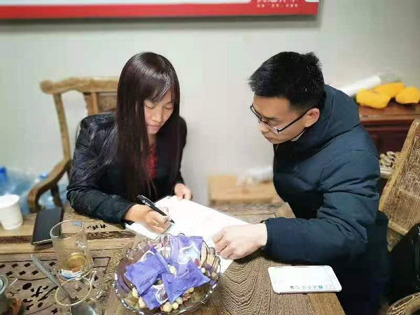 　　李红与用户沟通