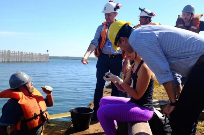 ▲巴西金贻贝项目团队人员现场取样