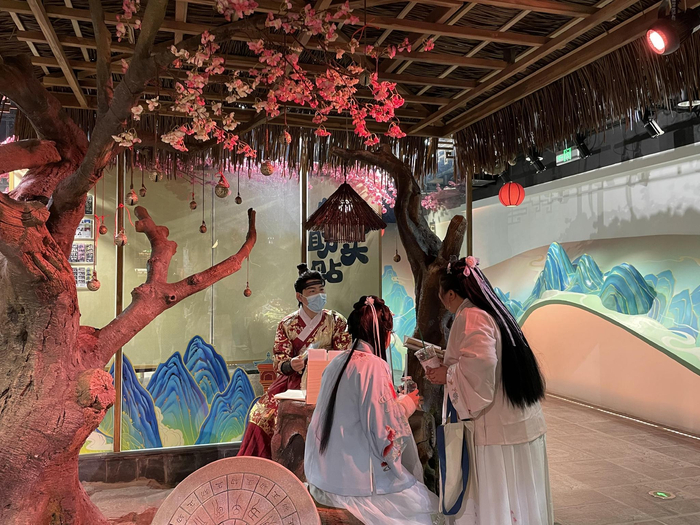 北京一购物中心打造的古风街区。王小月/摄