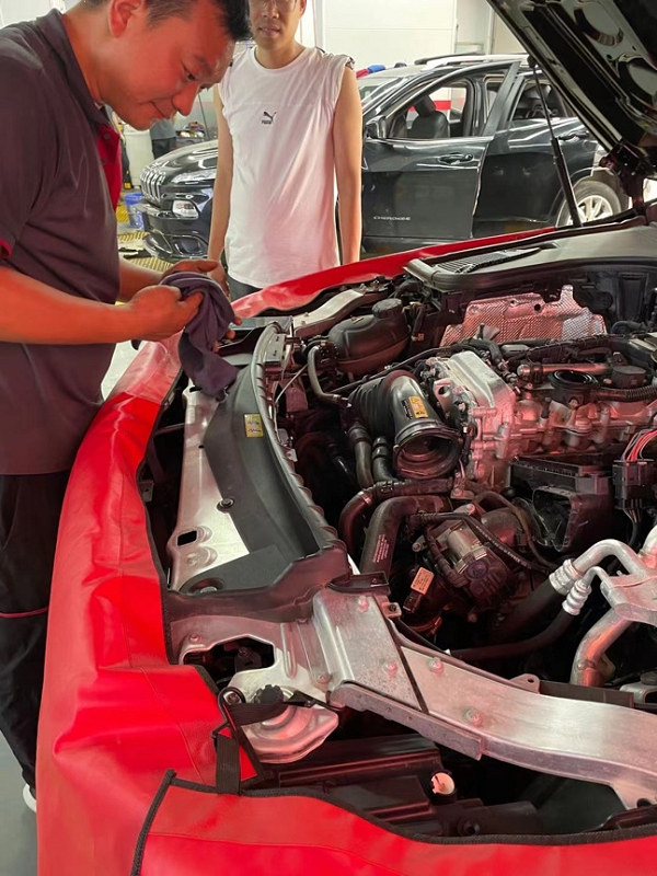 　　天猫养车天河路店技师进行车辆积碳检查