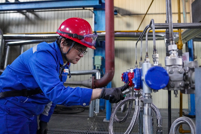 2022年11月8日，李艳在中国石油吉林石化公司炼油厂的车间内巡检。新华社记者 颜麟蕴 摄