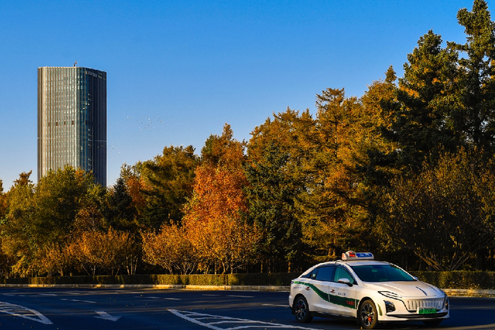 2022年10月19日，一辆新能源出租车行驶在长春市街头。新华社记者 许畅 摄