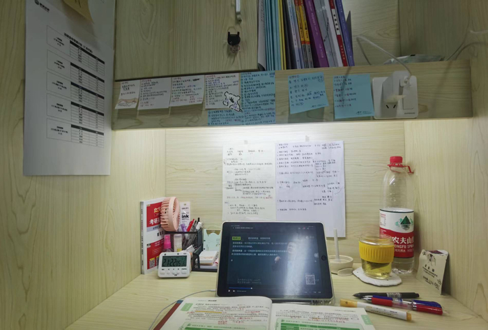在自习室学习，分不清外面白天黑夜 图源：受访者
