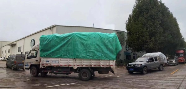 　　咖农排队把自家咖啡豆送往星巴克云南种植者支持中心