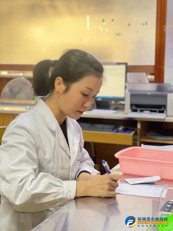 廖小华正在核对药品发放单。