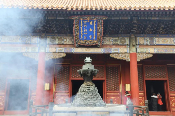 ▲雍和宫匾额用满、汉、藏、蒙古等文字书写。（石建杭 摄）