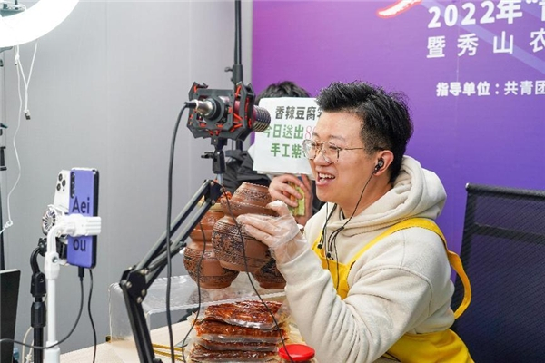 　　重庆波儿哥直播中