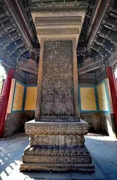▲《喇嘛说》石碑。（石建杭 摄）