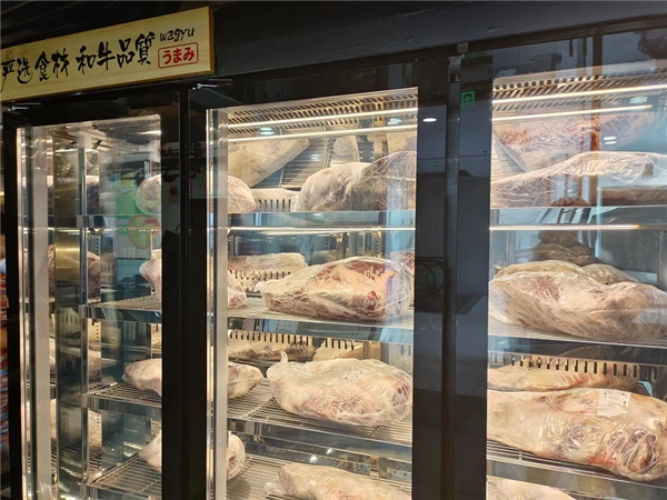 　　△一绪寿喜烧门店前厅的透明冰柜，和牛处于缓解冻状态