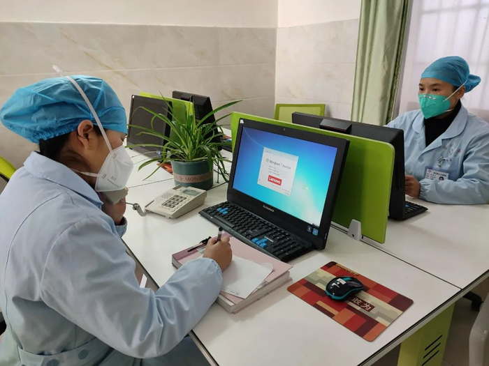 在粤北三院认知矫正治疗室内，医务人员正在耐心接听有心理方面需要调整的市民群众的来电。