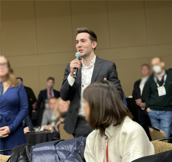 　　推想医疗与参展人员交流