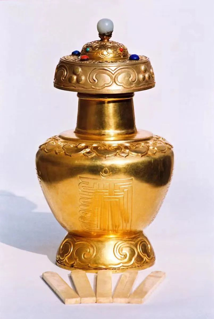 ▲雍和宫藏金奔巴瓶。（雍和宫管理处 供图）