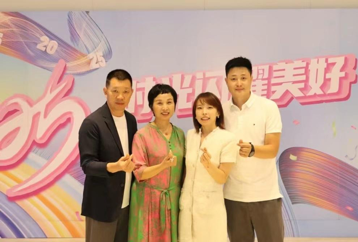 　　左二、左一：范伟丽 宋庆东