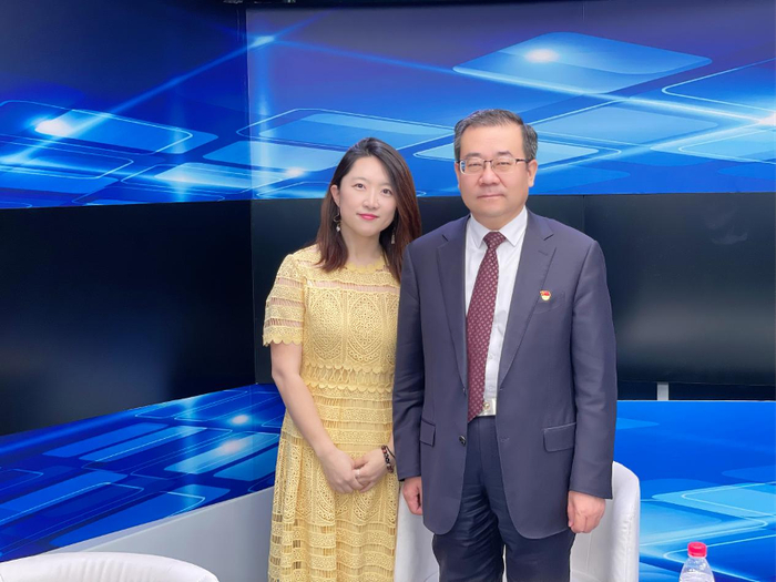 　　环球青藤劳动教育研究院负责人何琪与中国劳动关系学院党委书记刘向兵合影