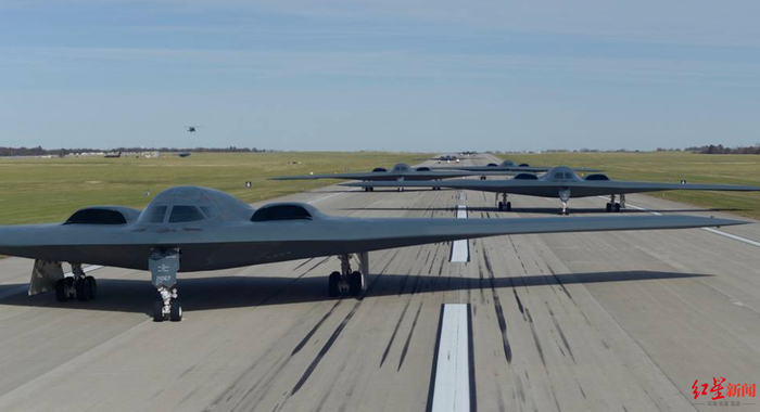 ↑美军B-2轰炸机