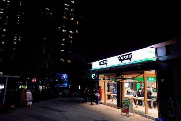 　　牛大吉的鲜牛肉和熟食、快手菜等满足不同社区生活消费场景