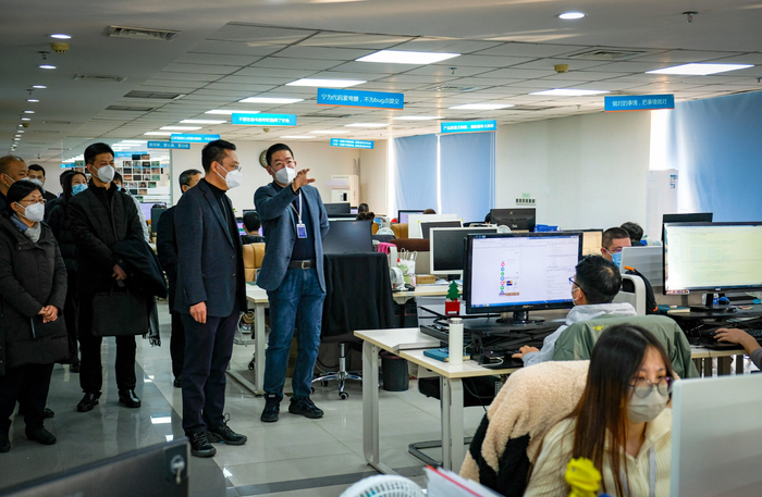 　　郑毅总经理为张泽峰厅长一行介绍瑞诺国际