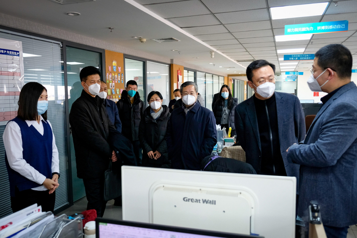 　　郑毅总经理为张泽峰厅长一行介绍瑞诺国际业务情况