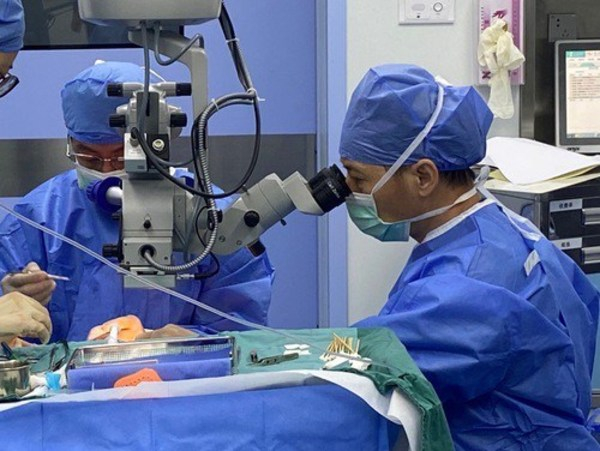 　　领扣型人工角膜手术现场