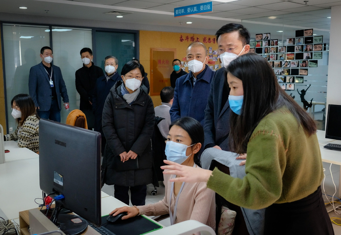 　　张泽峰厅长一行与部门负责人认真交谈