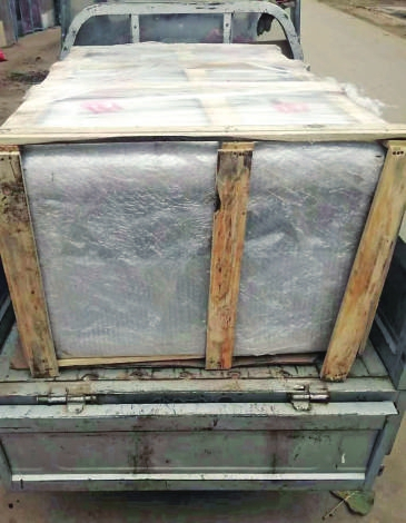 图一：老人将100公斤的货物从快递网点拉走。