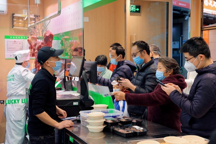 　　12月的寒冬里热情支持牛大吉的邻居街坊