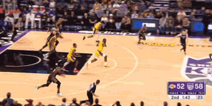 詹姆斯关键三分锁定胜局