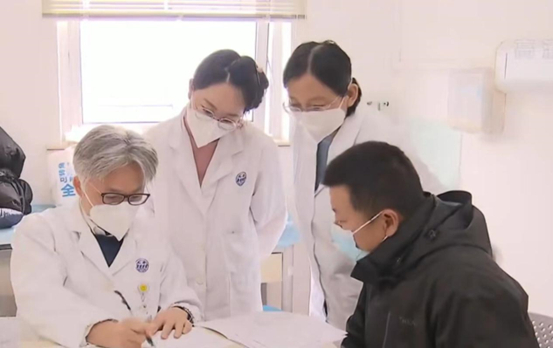 马雄在诊室给病人问诊