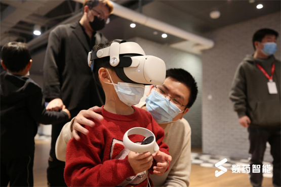 　　孤独症儿童正在体验《儿童孤独症VR评估与干预软件》