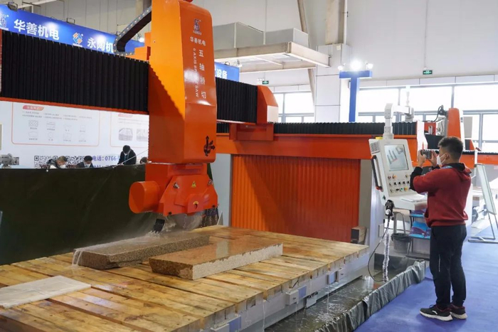 在石材机械展区，一台智能化的设备引起客商的关注 （云浮融媒记者 区伟东 摄）