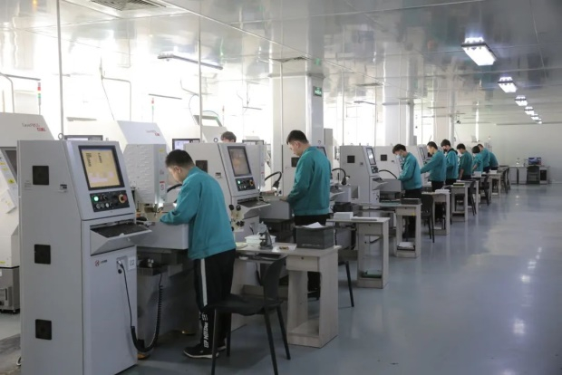 　　孔雀表业集团现代化工厂