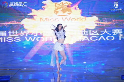 　　39号选手李孟立在比赛中进行才艺表演