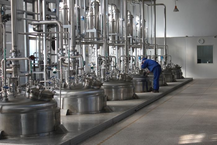 提取车间内工人忙碌的身影