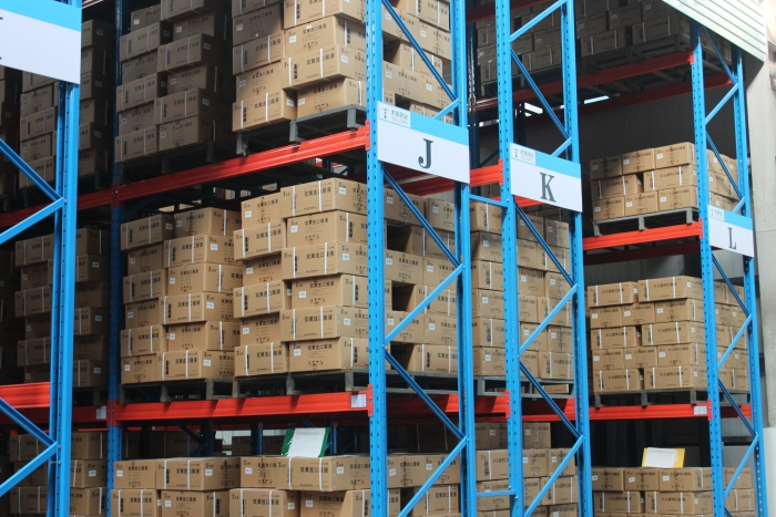 仓库内即将发往全国各地的双黄连口服液