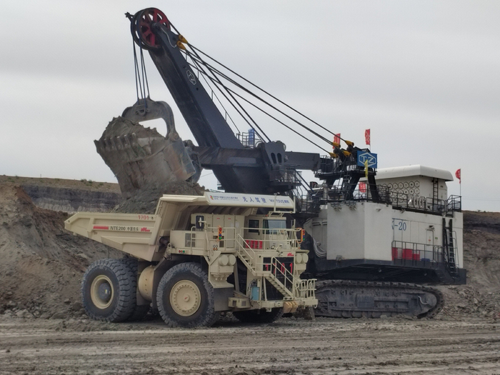 无人驾驶车辆与电铲协同作业