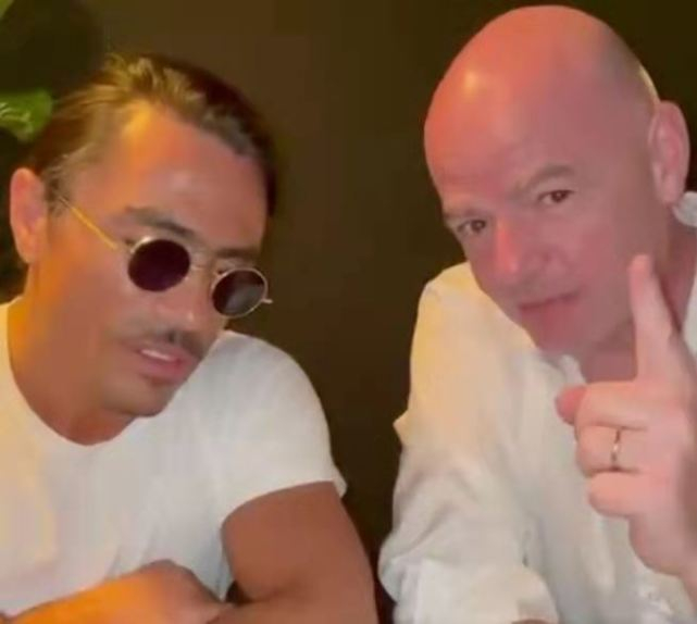 因凡蒂诺在“撒盐哥”的餐厅就餐，两人拍摄视频