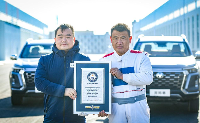 　　车手田林文获吉尼斯“汽车侧两轮往返绕桩用时最短”项目认证