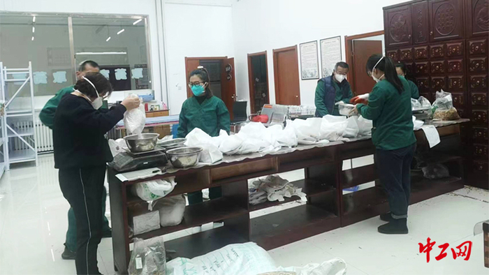 凌晨，药房的工作人员还在为大家抓药、配药。（受访者提供）