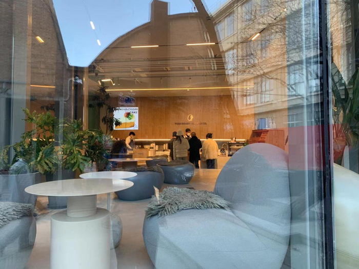 正在TIANROASE咖啡体验馆点餐的市民