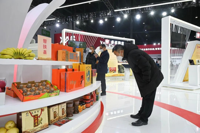 12月22日，第十九届农交会在成都开幕，图为观众在拼多多展馆参观。何浩|摄