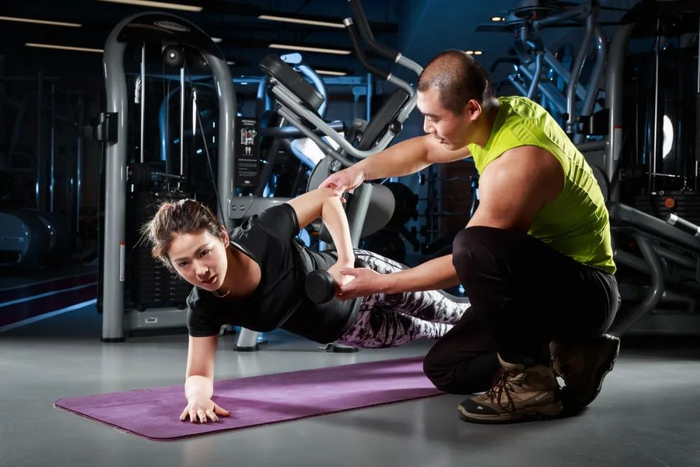 朱满生呼吁建立良好的饮食和运动习惯动。图为健身房教练指导健身&nbsp;图片来源：摄图网-ID：500292642