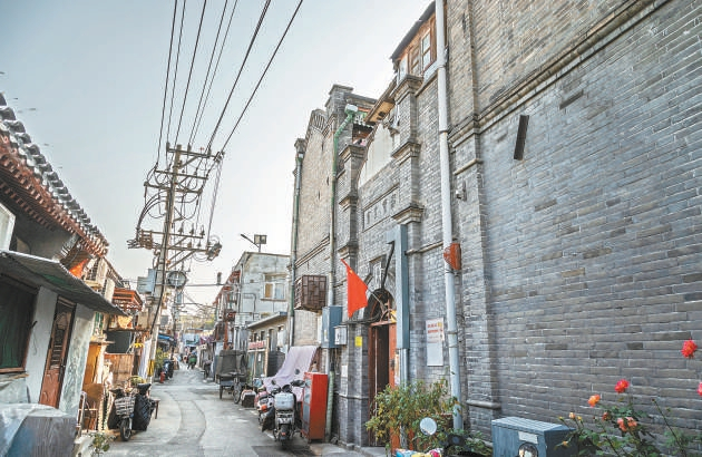 朱茅胡同现状，右侧建筑即聚宝茶室。 蒋晨明 摄