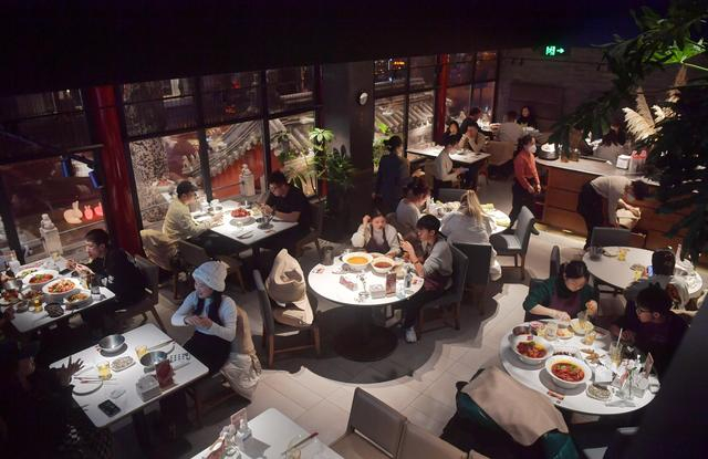 12月23日晚，胡大总店内的餐位已经基本坐满。新京报记者 李木易 摄