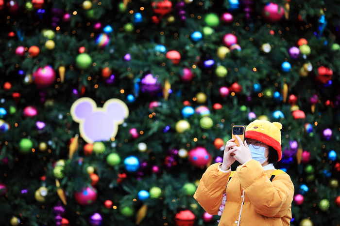 ↑市民在上海迪士尼乐园游玩 图据ICphoto